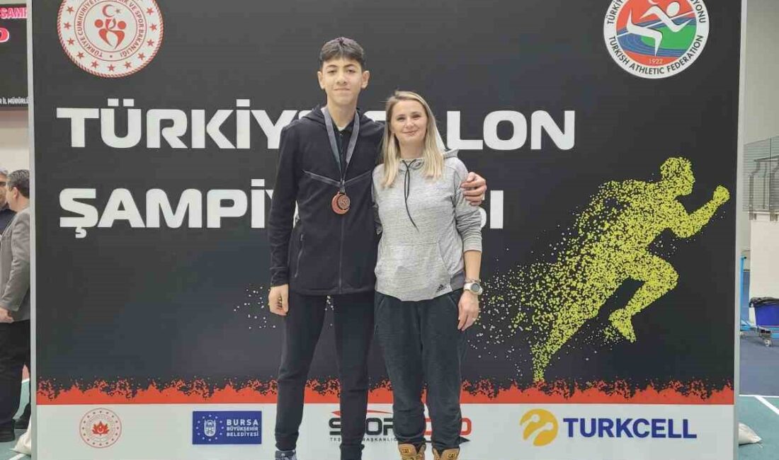 Bursa’da yapılan Türkiye Salon Şampiyonası’nda, Afyonkarahisarlı sporcu Nihat Karabacak U14