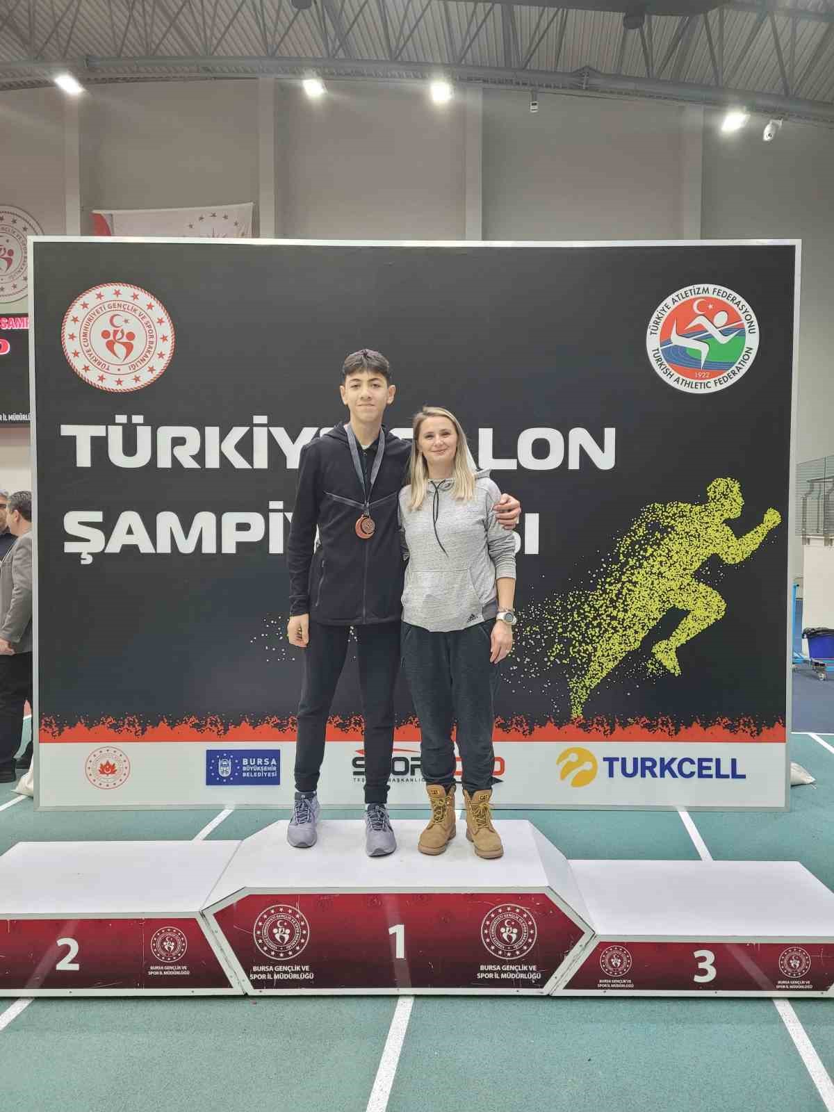Bursa’da yapılan Türkiye Salon Şampiyonası’nda, Afyonkarahisarlı sporcu Nihat Karabacak U14
