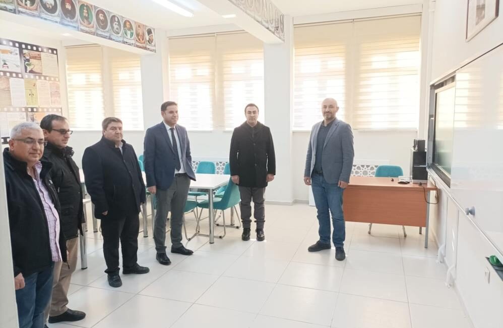 Afyonkarahisar’da ağ alt yapısı ve akıllı tahta montajı tamamlanan okullarda