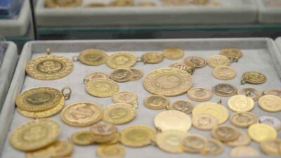 Altın fiyatları yükseldi, enflasyondan korunmak isteyen vatandaşlar altın yatırımına yöneldi.