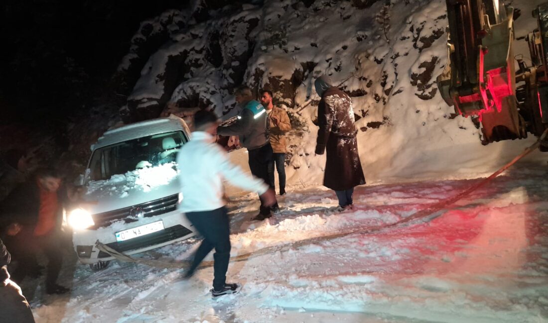 Antalya’nın Alanya ilçesi Gökbel Yaylası’nda yoğun kar nedeniyle araçlarıyla yolda