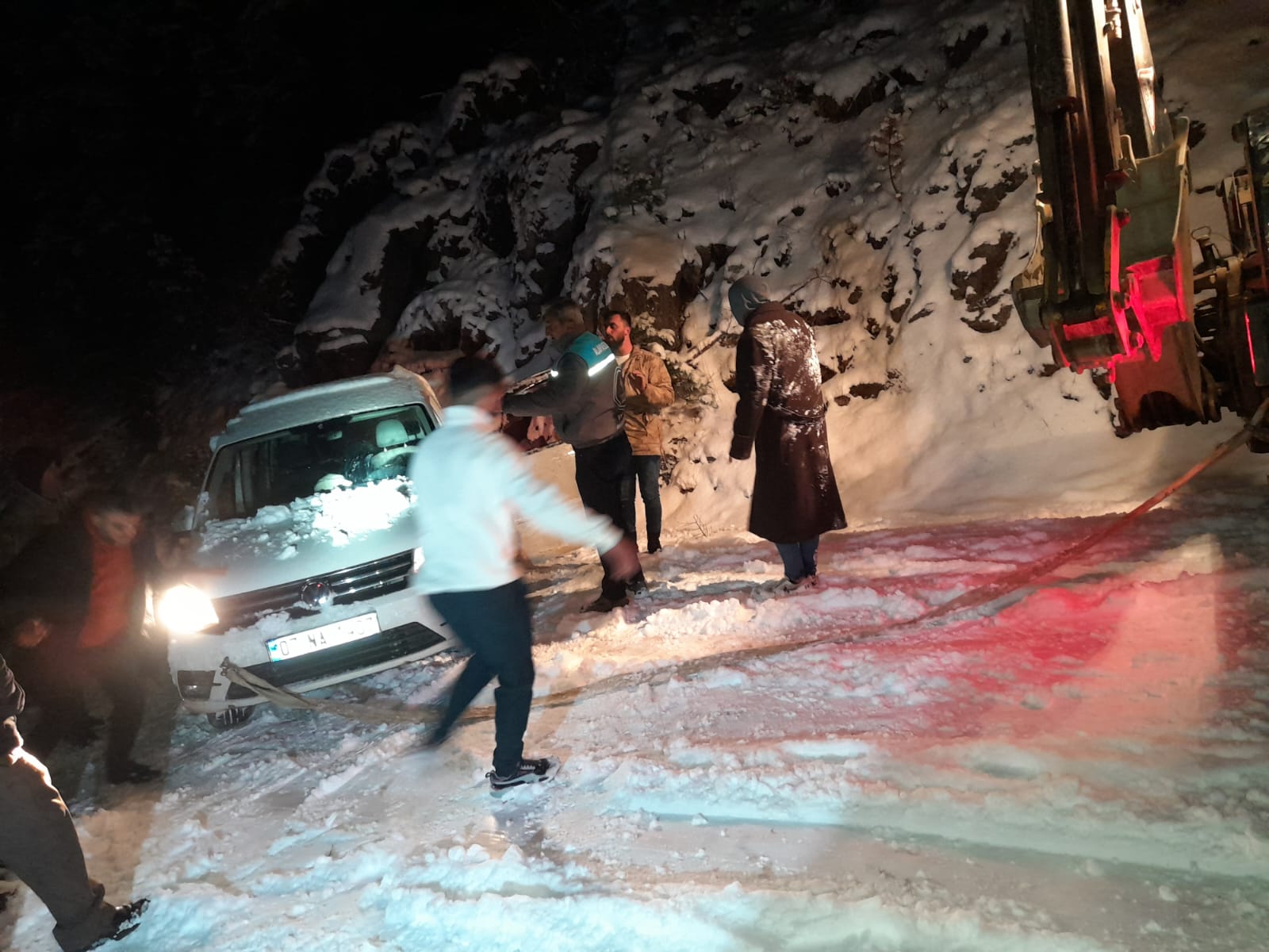 Antalya’nın Alanya ilçesi Gökbel Yaylası’nda yoğun kar nedeniyle araçlarıyla yolda