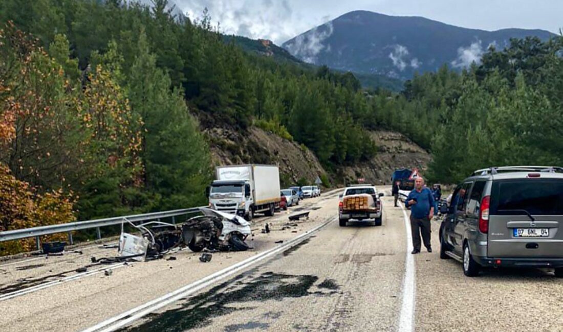 Antalya’nın Finike ilçesinde meydana gelen trafik kazasında otomobil ortadan ikiye