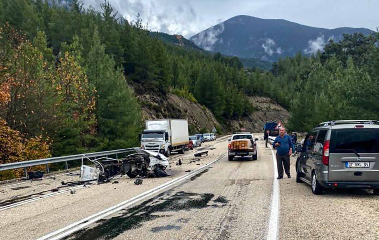 Antalya’nın Finike ilçesinde meydana gelen trafik kazasında otomobil ortadan ikiye