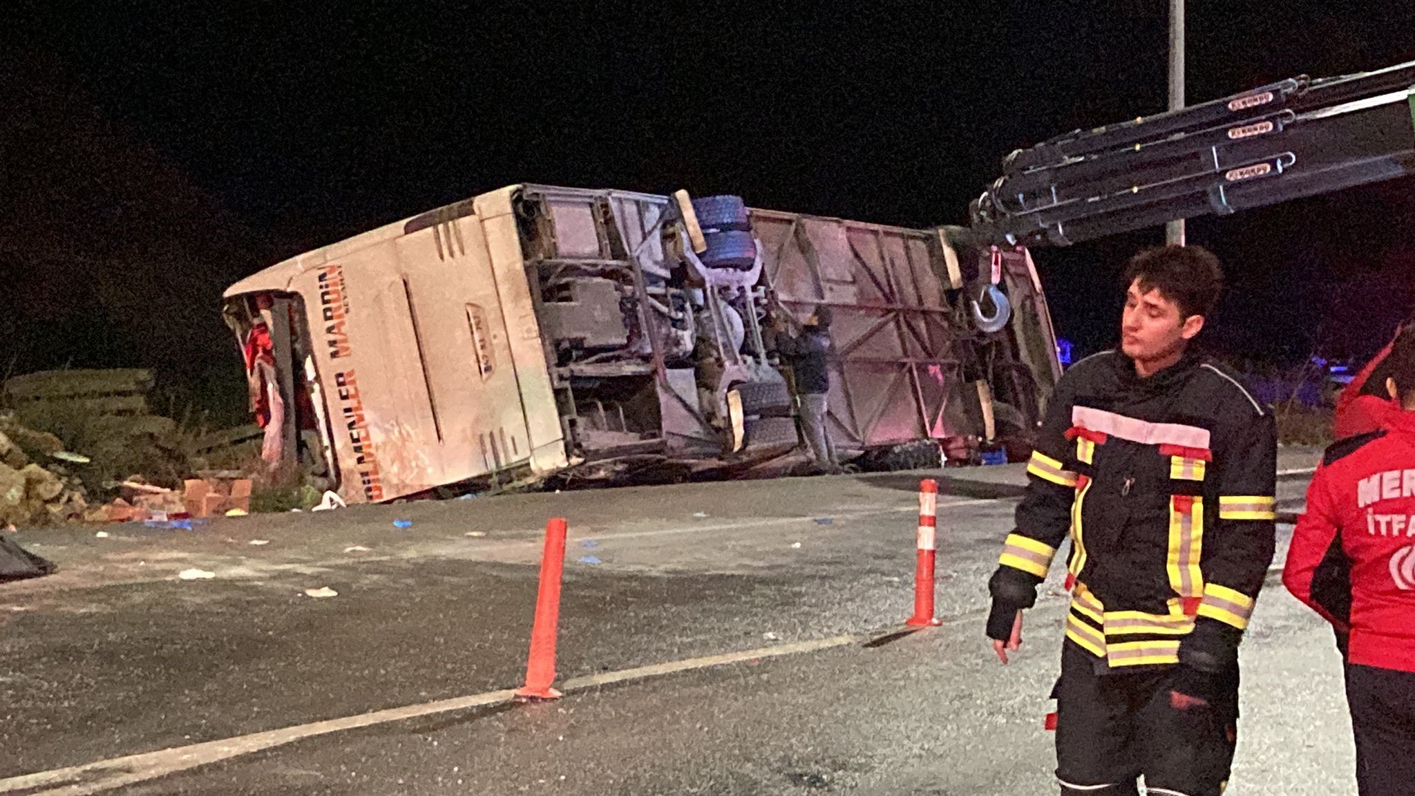 Mersin’in Aydıncık ilçesinde yolcu otobüsünün devrilmesi sonucu 9 kişi öldü,