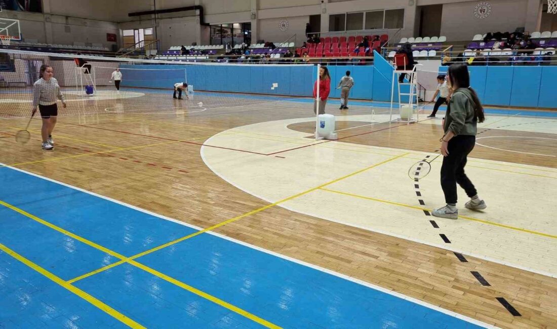 AFYONKARAHİSAR TINAZTEPE SPOR SALONU'NDA DÜZENLENEN YARIYIL BADMİNTON TURNUVASI, 6 FARKLI