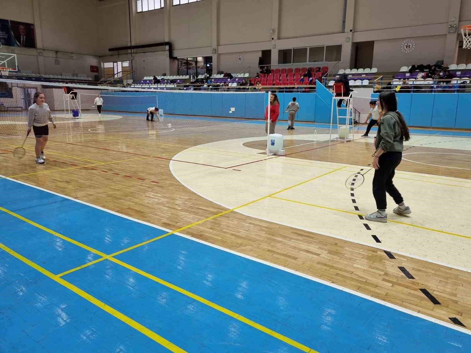AFYONKARAHİSAR TINAZTEPE SPOR SALONU'NDA DÜZENLENEN YARIYIL BADMİNTON TURNUVASI, 6 FARKLI