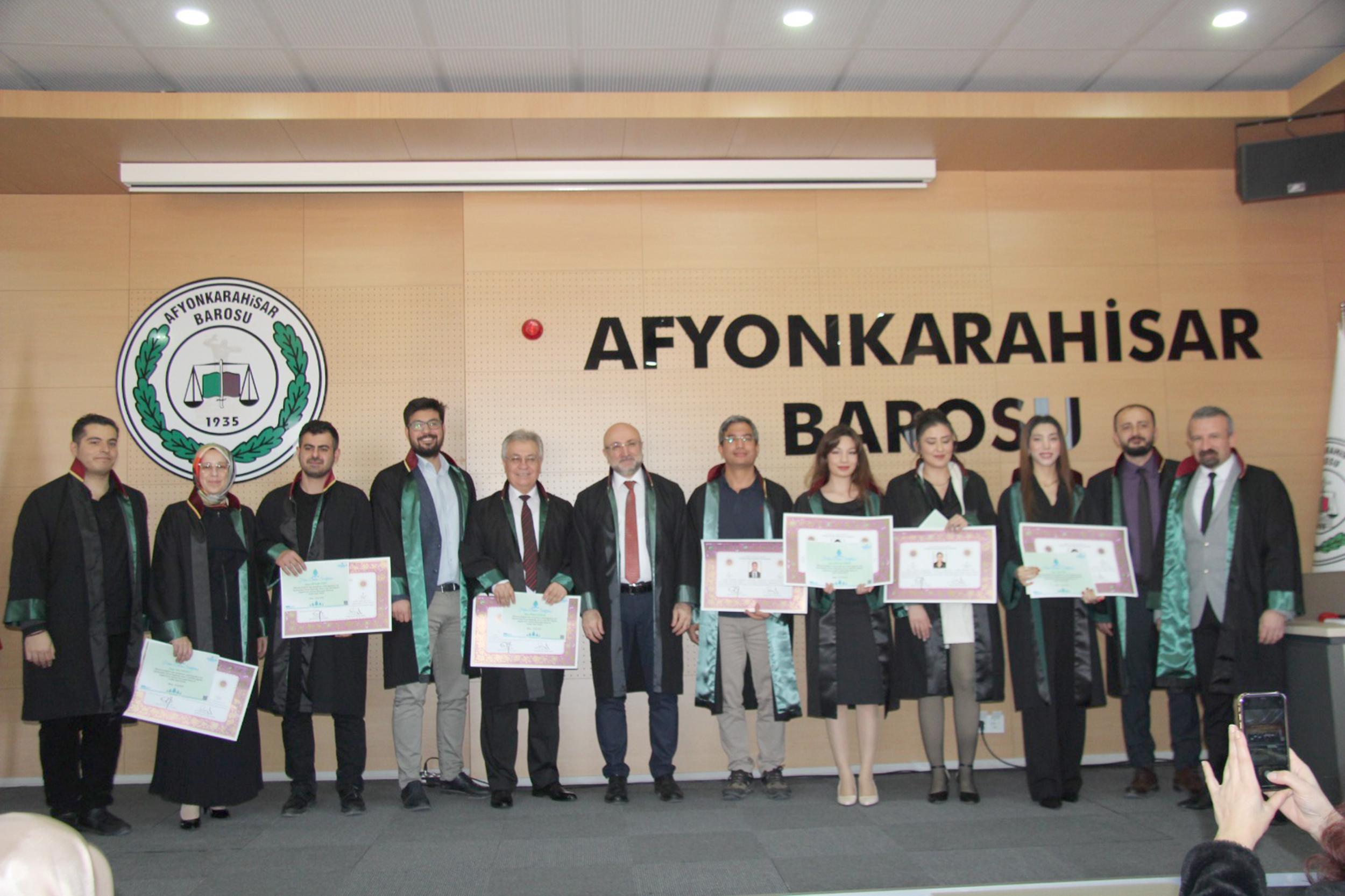 Afyonkarahisar’da 7 genç avukat avukatlık stajını bitirerek, avukatlık ruhsatlarını aldı.