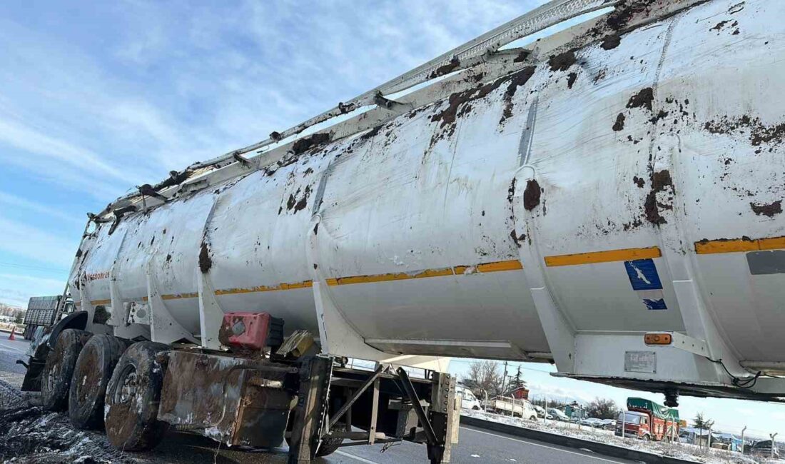 AFYONKARAHİSAR’DA KIZARTMALIK BİTKİSEL YAĞ TAŞIYAN TANKERİN DEVRİLMESİ SONUCU 28 TON