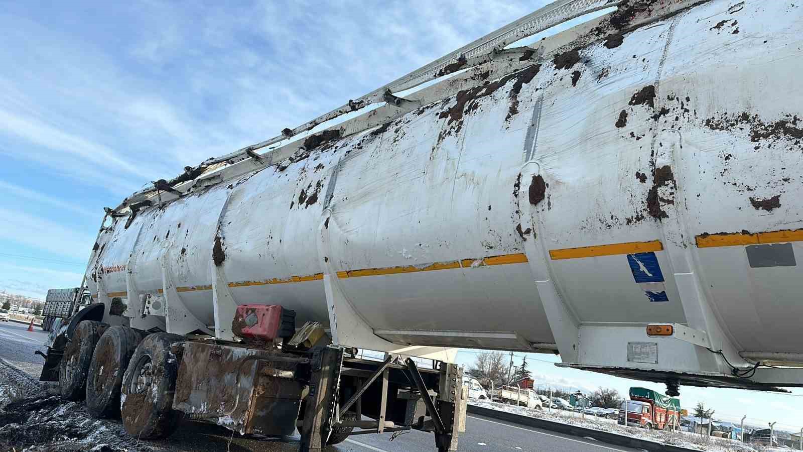 AFYONKARAHİSAR’DA KIZARTMALIK BİTKİSEL YAĞ TAŞIYAN TANKERİN DEVRİLMESİ SONUCU 28 TON