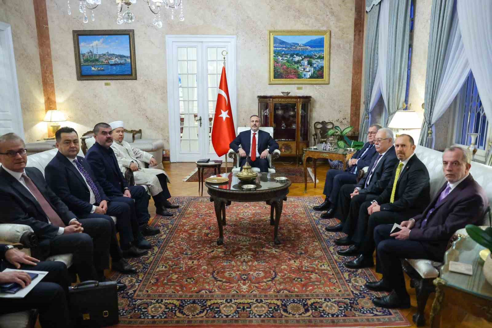 DIŞİŞLERİ BAKANI FİDAN, TÜRKİYE’NİN BÜKREŞ BÜYÜKELÇİLİĞİNDE ÇEŞİTLİ TEMASLARDA BULUNDU