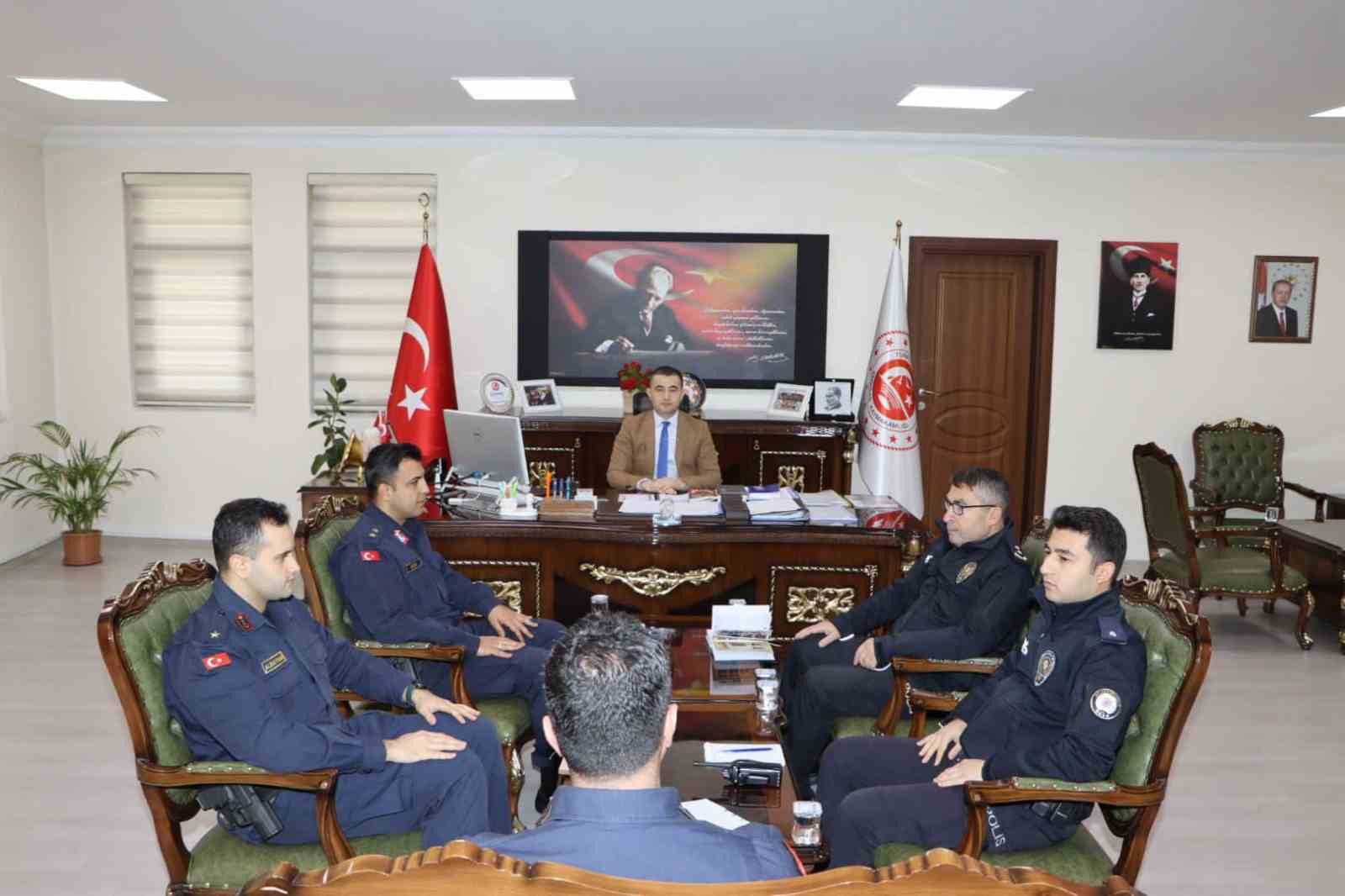 AFYONKARAHİSAR’IN EMİRDAĞ İLÇESİNDE GERÇEKLEŞTİRİLEN GÜVENLİK VE ASAYİŞ TOPLANTISINDA OLUMSUZLUKLARA KARŞIN