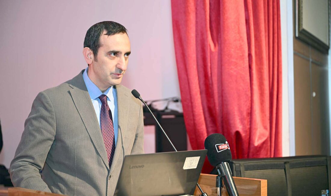 AKÜ’de düzenlenen 8.Yenilenebilir Enerji Kış Okulu programında konuşan 8. Yenilenebilir