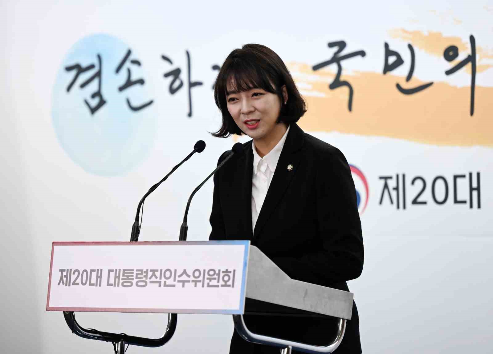 GÜNEY KORE’DE İKTİDARDAKİ HALKIN GÜCÜ PARTİSİ MİLLETVEKİLİ BAE HYUN-JİN, SOKAKTA
