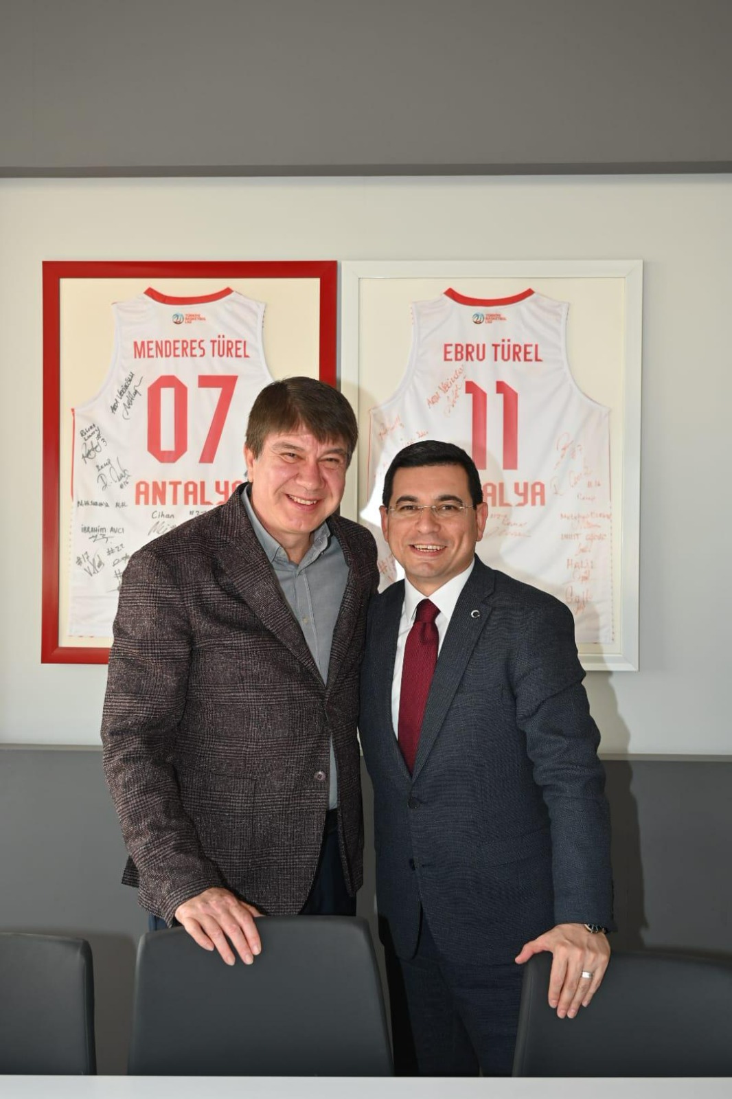 Cumhur İttifakı’nın Antalya Büyükşehir Belediye Başkanı adayı Hakan Tütüncü, parti
