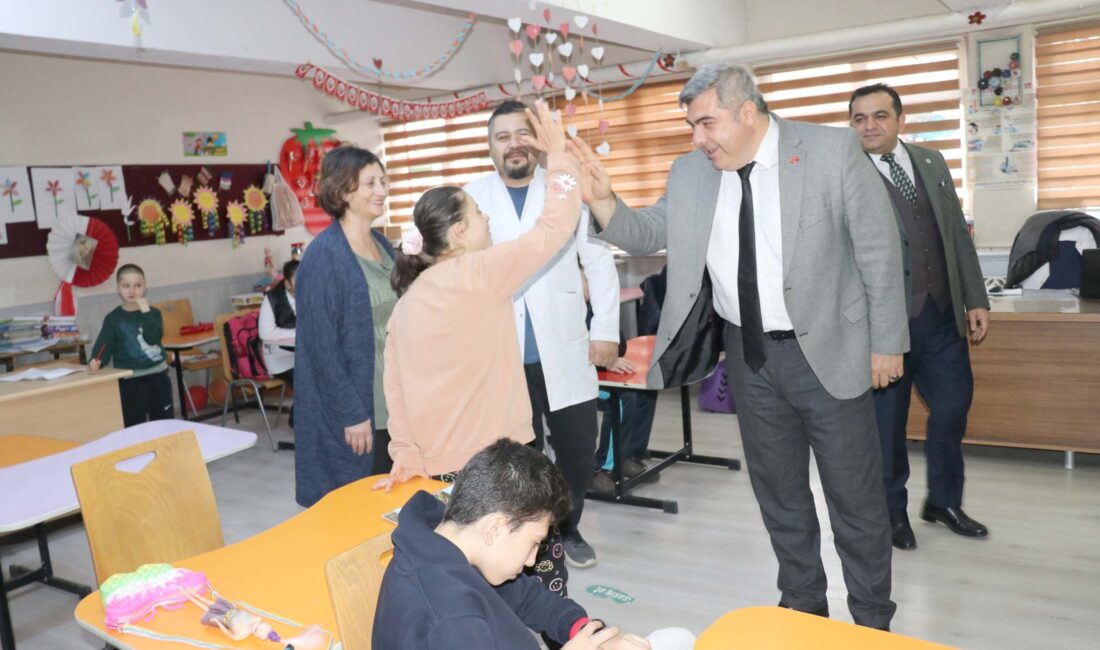 Afyonkarahisar İl Milli Eğitim Müdürü Miraç Sünnetci, okul ziyaretlerine devam