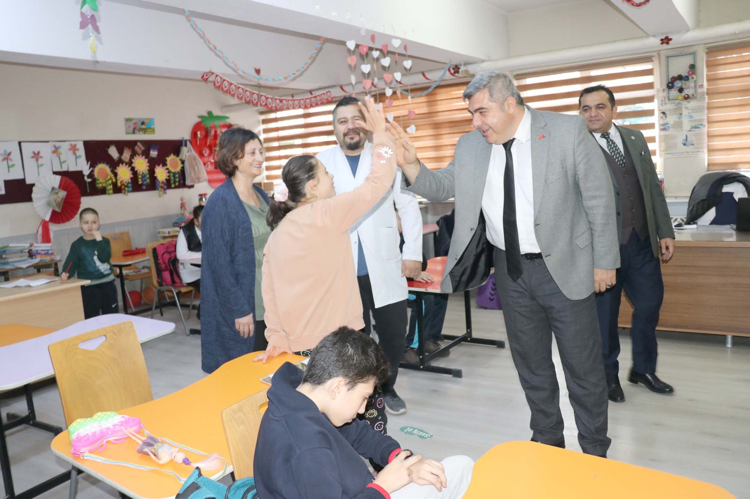Afyonkarahisar İl Milli Eğitim Müdürü Miraç Sünnetci, okul ziyaretlerine devam