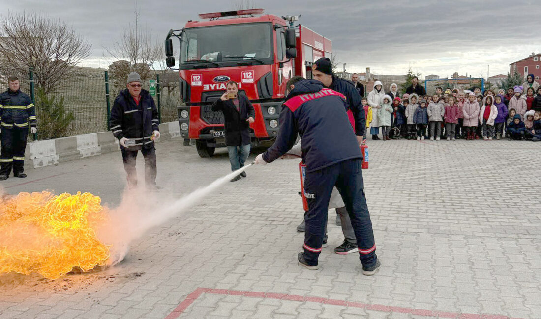 İscehisar Belediyesi İtfaiye Amirliğin personeli tarafından Vural Şahin İlkokulu öğrencilerine