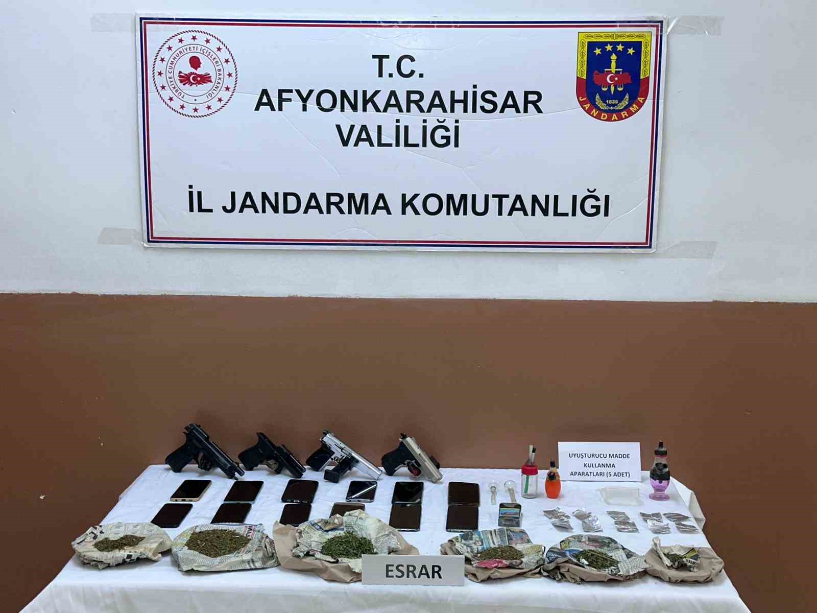 AFYONKARAHİSAR’DA METRUK BİR EVE UYUŞTURUCU BASKINI DÜZENLEYEN JANDARMA EKİPLERİ 190