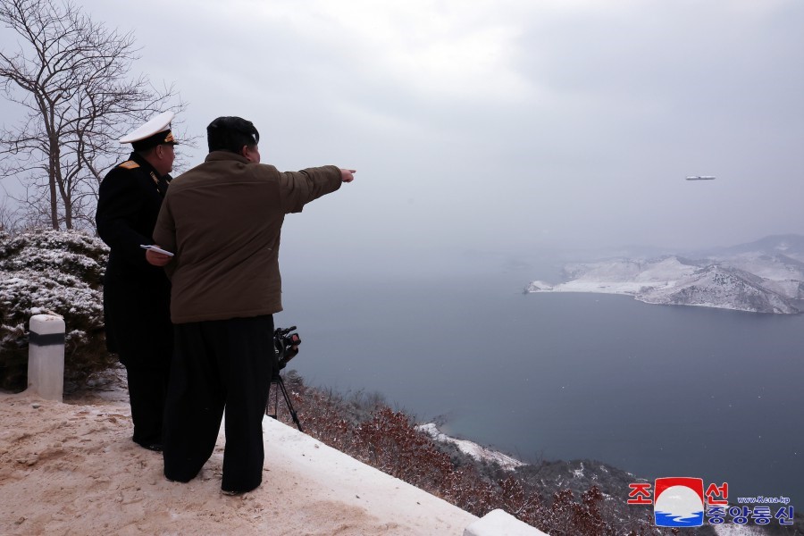 KUZEY KORE LİDERİ KİM JONG-UN, DÜN DENİZALTINDAN FIRLATILAN YENİ STRATEJİK