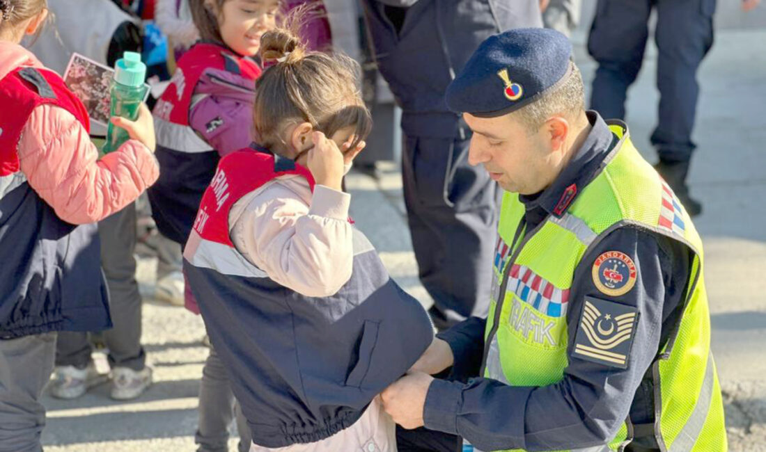 Afyonkarahisar’da okuma, yazma öğrenen birinci sınıf öğrenciler ilk mektuplarını ilçede