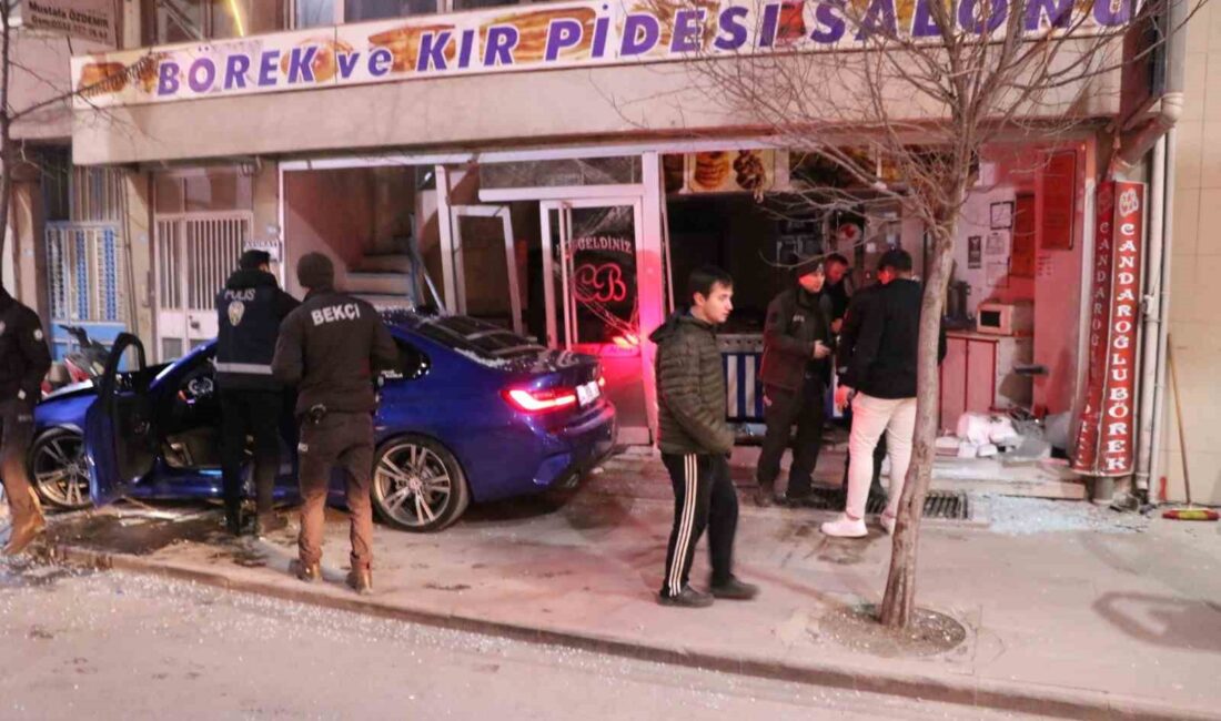 AFYONKARAHİSAR’DA KONTROLDEN ÇIKAN LÜKS OTOMOBİL BÖREKÇİ DÜKKANINA GİRERKEN, KAZA ESNASINDA