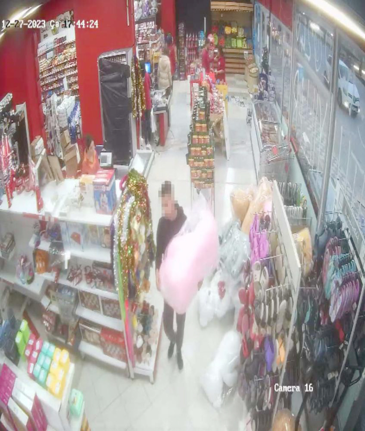 Afyonkarahisar’da bir markete giren genç şahıs, boyu yaklaşık 1 metre