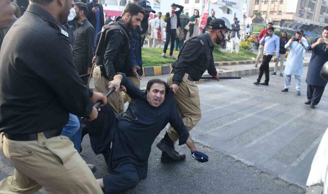 Pakistan’da eski Başbakan Imran Khan’ın destekçileri, düzenledikleri mitingde polisle çatıştı.