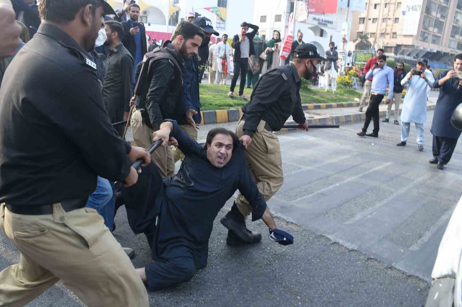 Pakistan’da eski Başbakan Imran Khan’ın destekçileri, düzenledikleri mitingde polisle çatıştı.