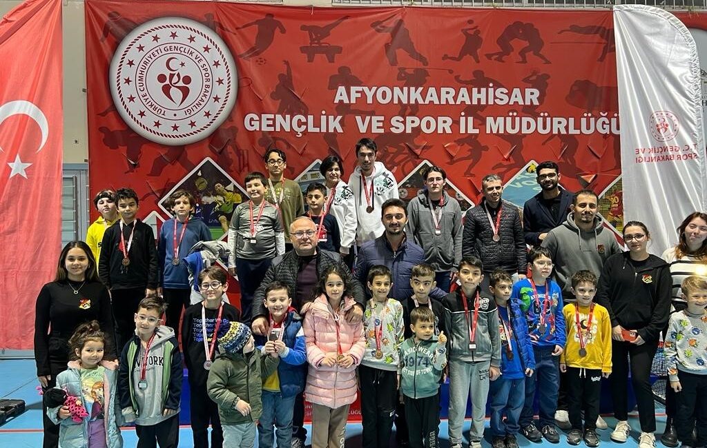 Afyonkarahisar Çiğiltepe Spor Salonunda düzenlenen Satranç Yarıyıl Turnuvası 9 farklı