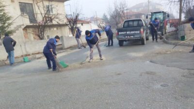 Şuhut Belediye Başkanı Recep Bozkurt önderliğinde yürütülen temizlik kampanyası, ilçe
