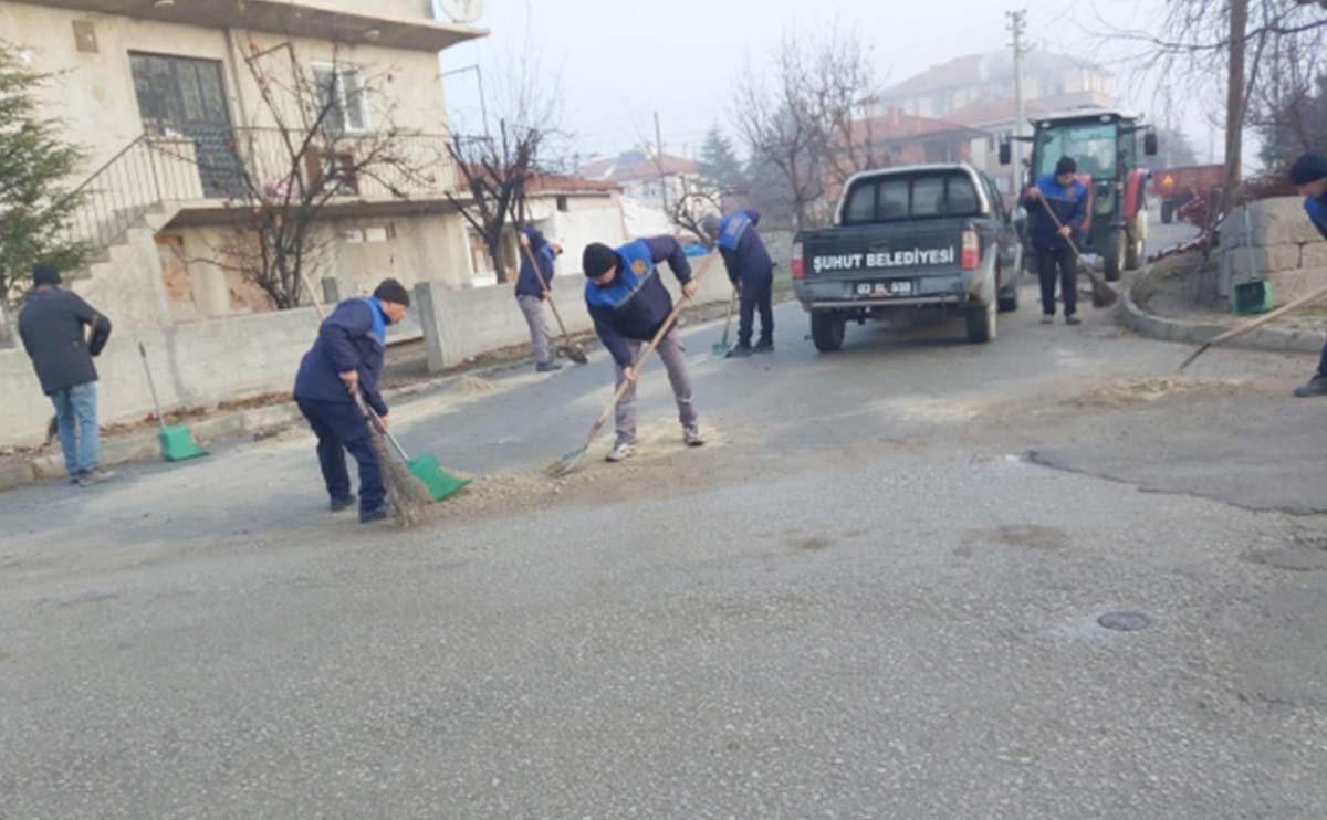 Şuhut Belediye Başkanı Recep Bozkurt önderliğinde yürütülen temizlik kampanyası, ilçe