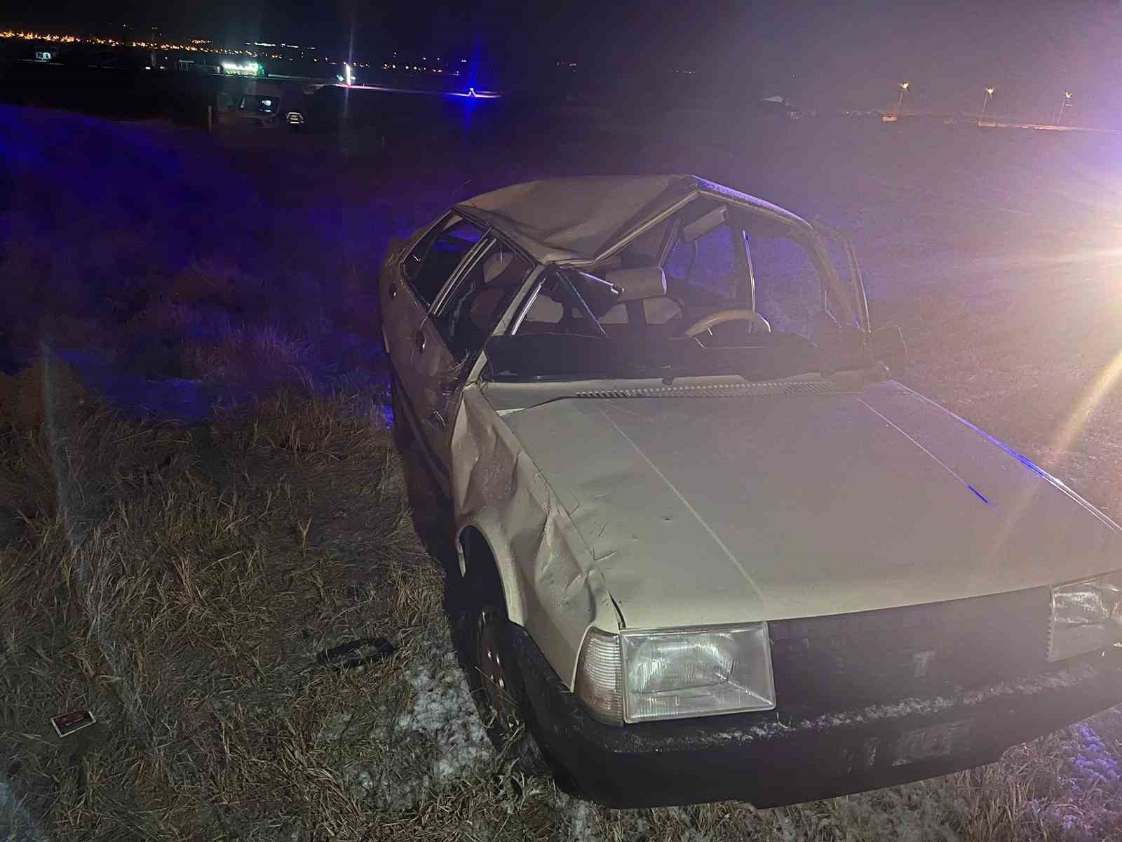 AFYONKARAHİSAR’DA KONTROLDEN ÇIKARAK TAKLA ATAN TOFAŞ MARKA OTOMOBİLDE 4 KİŞİ