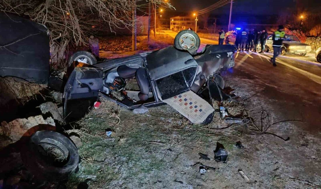 AFYONKARAHİSAR’DA KARŞI ŞERİDE GEÇİP ARDINDAN TAKLA ATARAK TERS DURABİLEN TOFAŞ