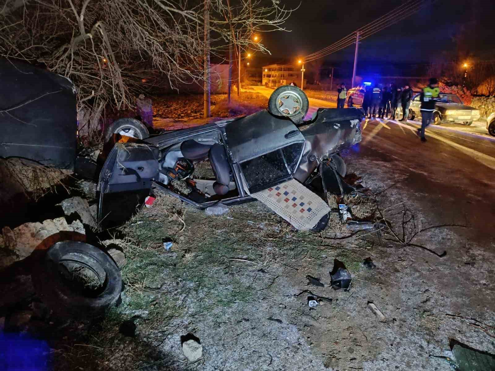 AFYONKARAHİSAR’DA KARŞI ŞERİDE GEÇİP ARDINDAN TAKLA ATARAK TERS DURABİLEN TOFAŞ