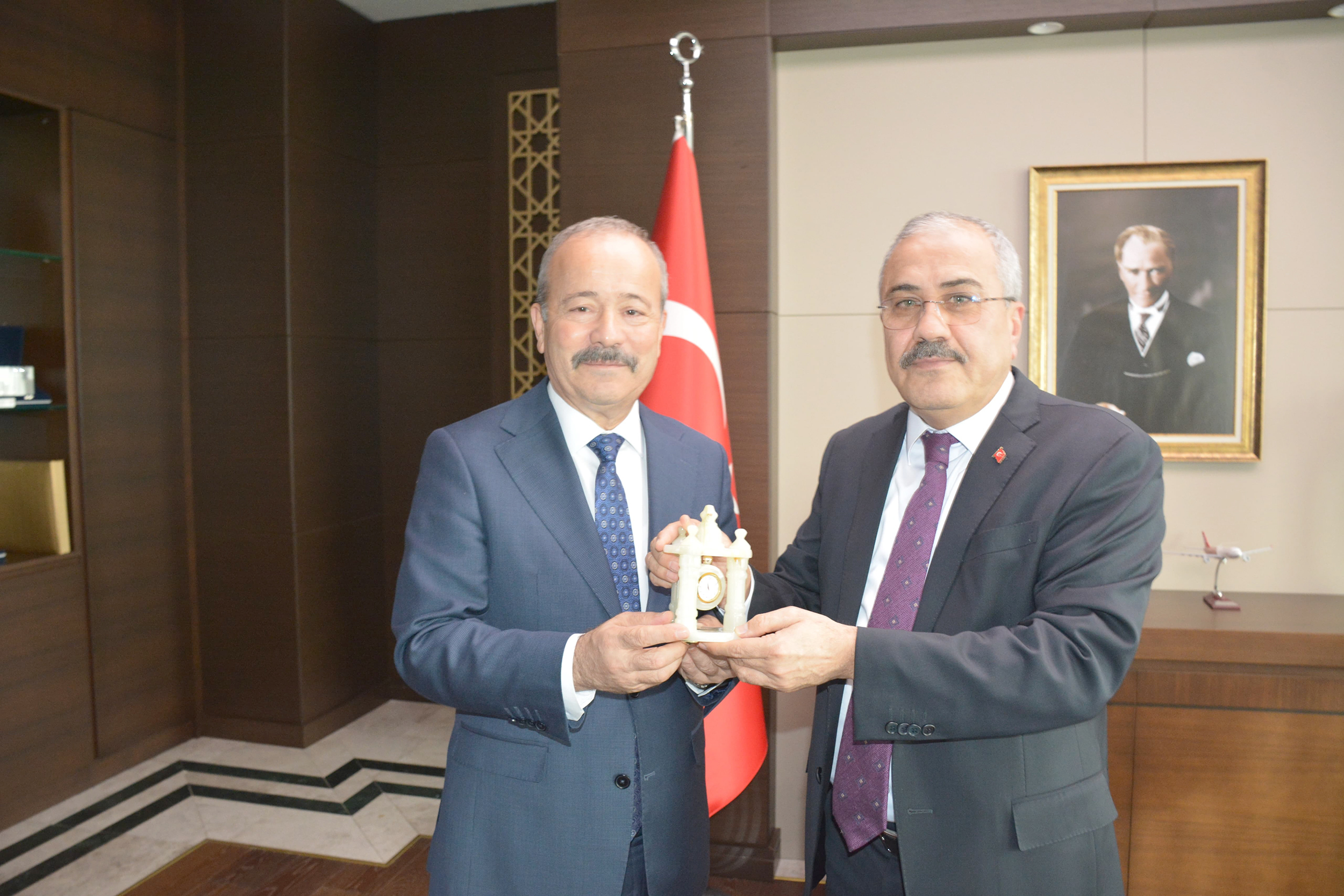 EPDK Başkanı Mustafa Yılmaz’ı ziyaret eden MHP Afyonkarahisar Milletvekili Mehmet