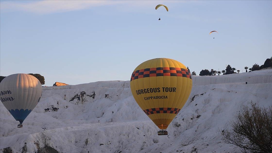 Türkiye’nin gözde turizm merkezlerinden Pamukkale, sıcak hava balonlarından gerçekleştirilen paraşüt