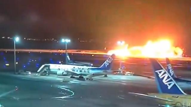 Japonya’nın başkenti Tokyo’daki Haneda Havalimanı’nda sahil güvenlik uçağı ile çarpışan