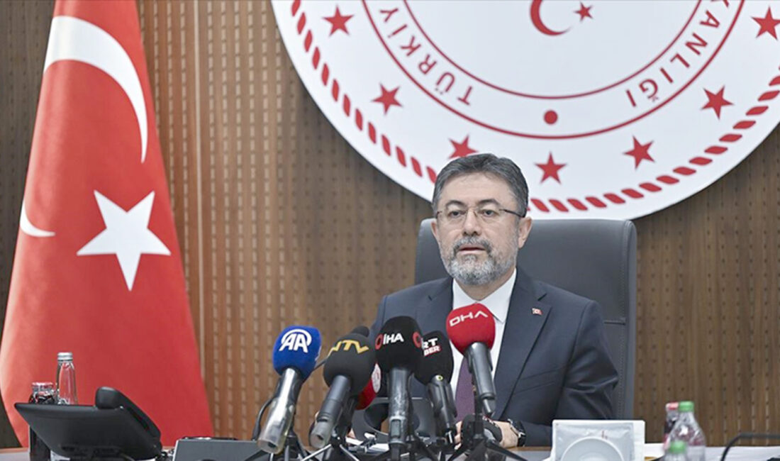 Tarım ve Orman Bakanı İbrahim Yumaklı, limon suyu izlenimi veren