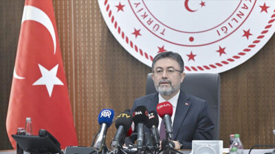 Tarım ve Orman Bakanı İbrahim Yumaklı, limon suyu izlenimi veren