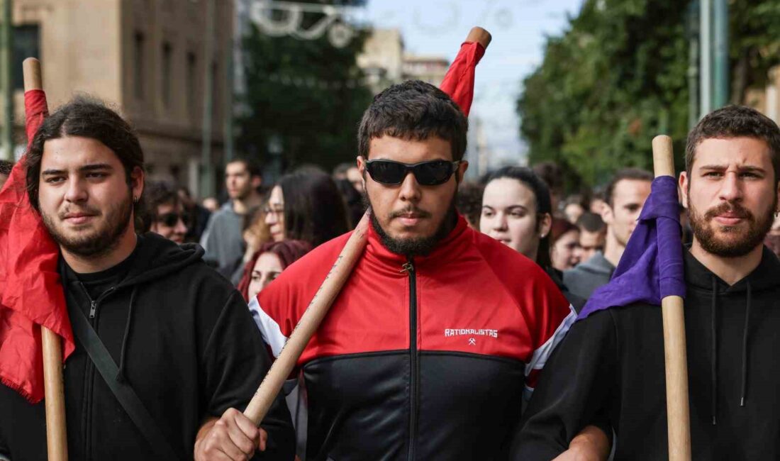 YUNANİSTAN’DA ÖĞRENCİLER, ÖZEL ÜNİVERSİTELERE KARŞI ÜÇ GÜNDÜR SOKAKTA