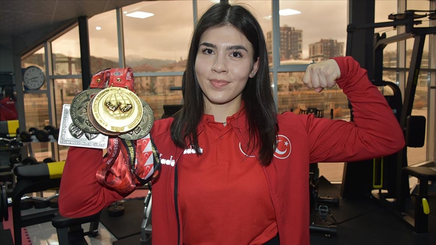   Dünya bilek güreşi şampiyonu Afyonkarahisarlı milli sporcu Gülçin Çaylan,