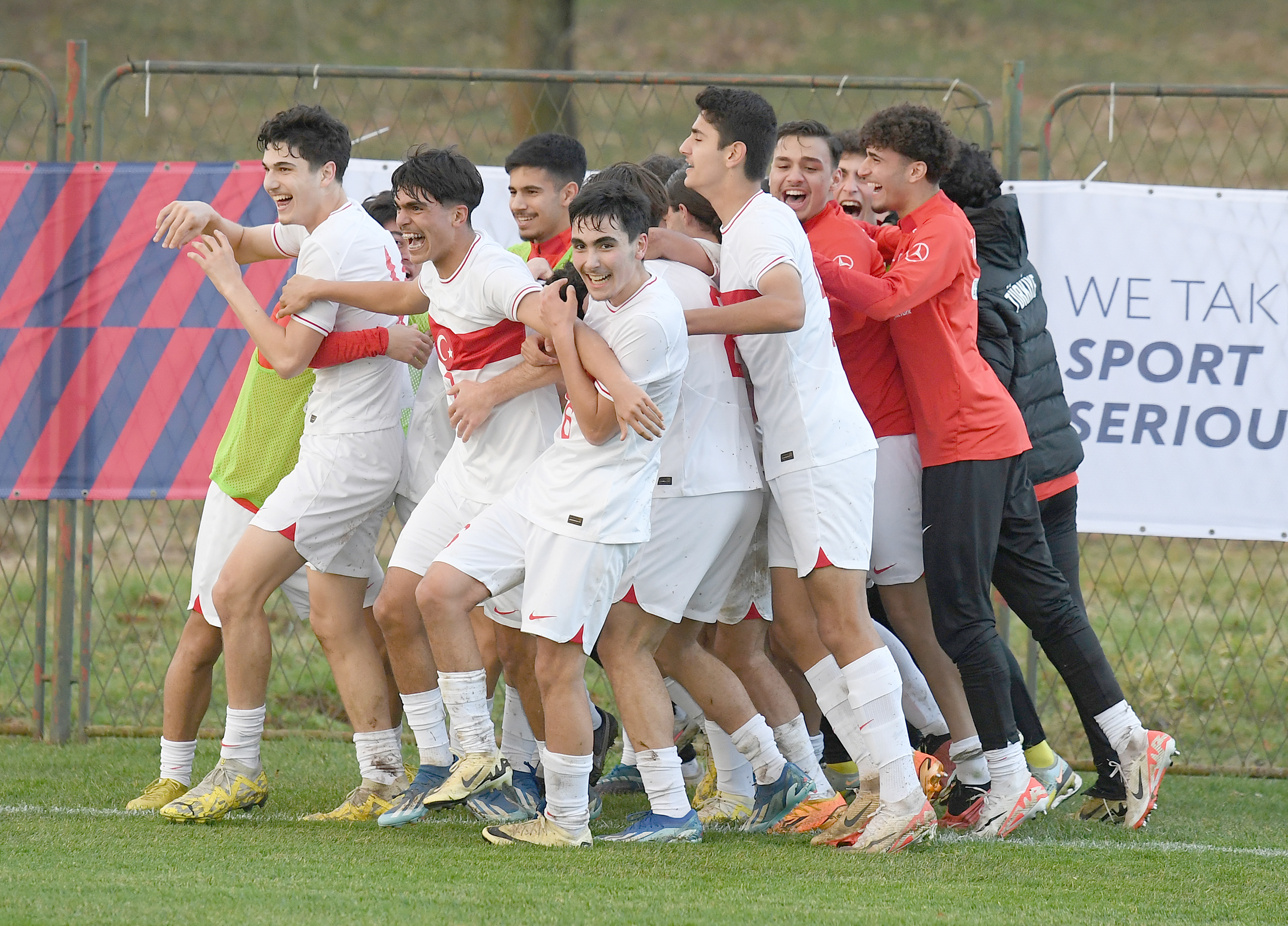    Genç Millî Futbol Takımlarının UEFA turnuvalarında mücadele eden