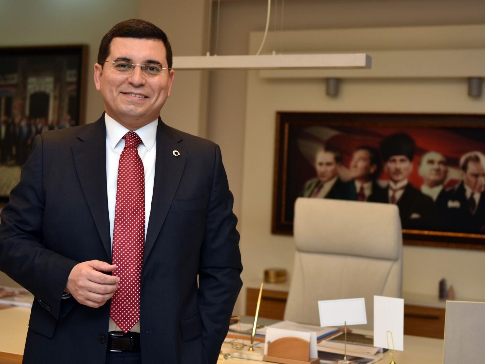 Cumhur İttifakı’nın Antalya Büyükşehir Belediye Başkan adayı Hakan Tütüncü, Antalya’nın