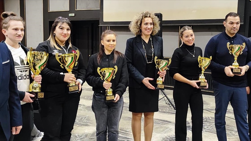   Bulgaristan’da düzenlenen Avrupa Halter Şampiyonası’nda Türkiye, kadınlarda takım halinde