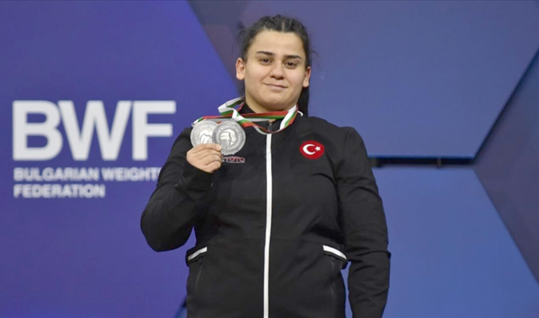   Milli halterci Dilara Narin, Bulgaristan’da düzenlenen Avrupa Şampiyonası’nda kadınlar