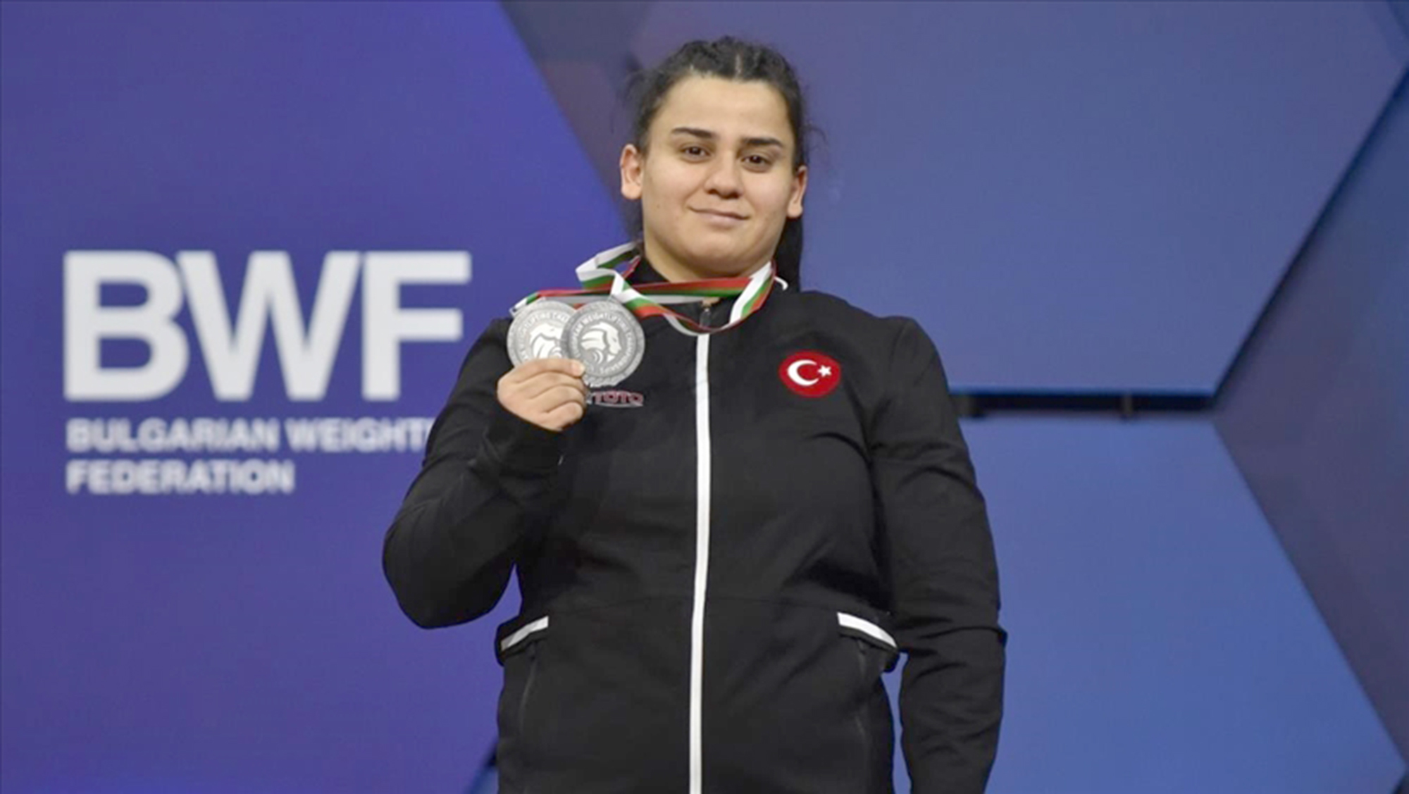   Milli halterci Dilara Narin, Bulgaristan’da düzenlenen Avrupa Şampiyonası’nda kadınlar