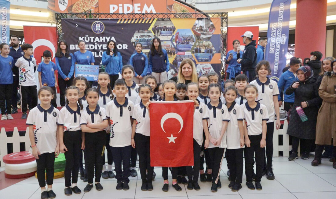 Kütahya Belediyespor Kulübü takımlarının sporcuları, düzenlenen etkinlikte hünerlerini sergiledi. Cimnastik,