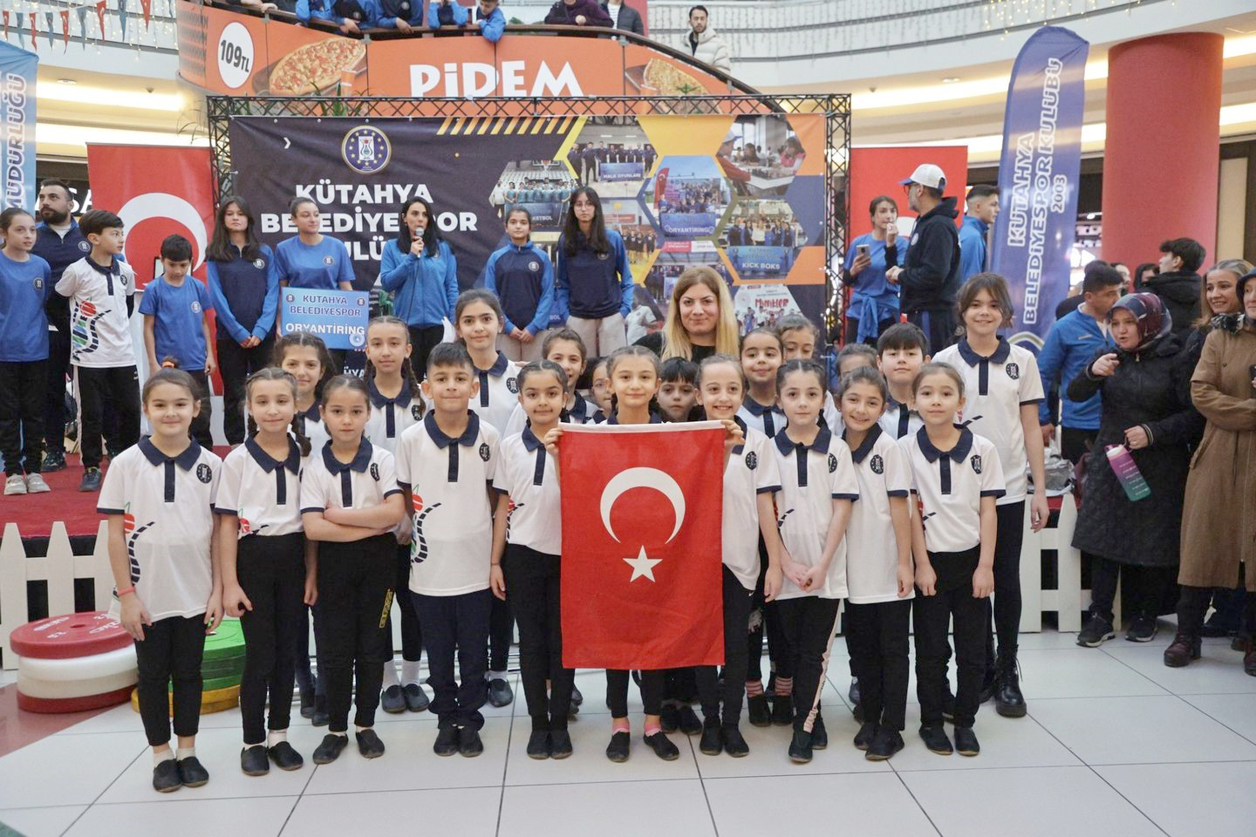 Kütahya Belediyespor Kulübü takımlarının sporcuları, düzenlenen etkinlikte hünerlerini sergiledi. Cimnastik,