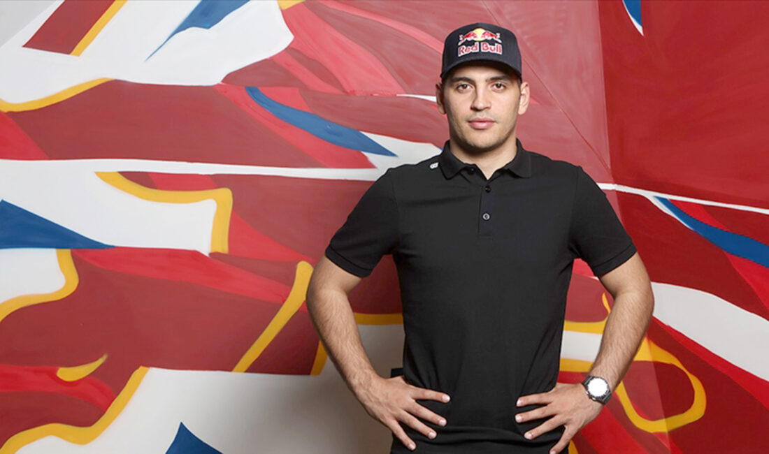   Milli otomobil sporcusu Ayhancan Güven, ekip arkadaşlarıyla Bathurst 12